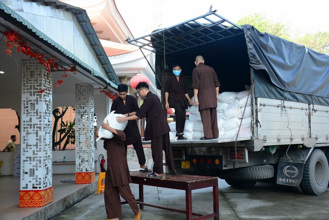 Continuing to support people in need in the Covid-19 pandemic of Hoang Phap Pagoda (series 2)